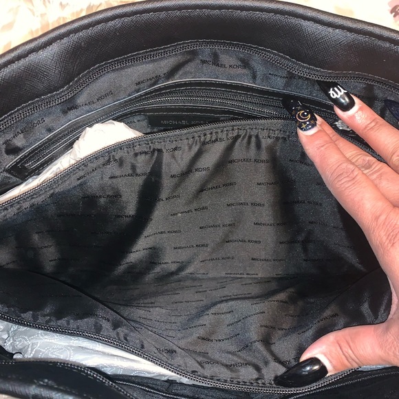 Michael Kors zippered tote 👜 - Picture 5 of 10